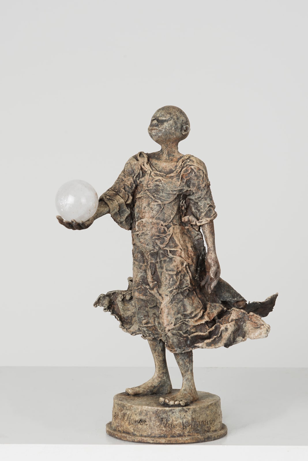 Visionnaire lieven d'haese sculpture contemporaine en bronze un garçon tenant une boule de cristal sculpture de l'imagination Art Yi enfant sculpture rêve d'enfance galerie d'art à bruxelles