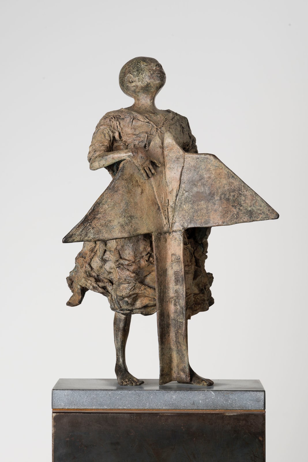 Eureka met socla lieven d'haese hedendaags bronzen beeld een jongen staand beeld tuinbeeld kunst tuinontwerp Art Yi kind sculptuur kinderdroom kunstgalerie in brussel