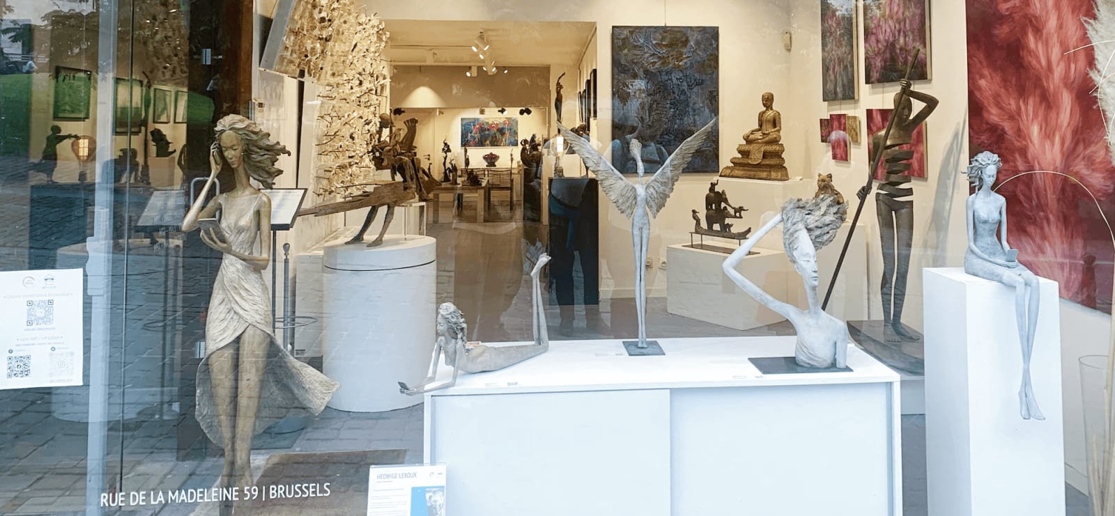 kunsttentoonstelling hedwige leroux mooi en fijn hedendaags bronzen beeld van stadsvrouw met smartphone en droom kunstgalerij brussel