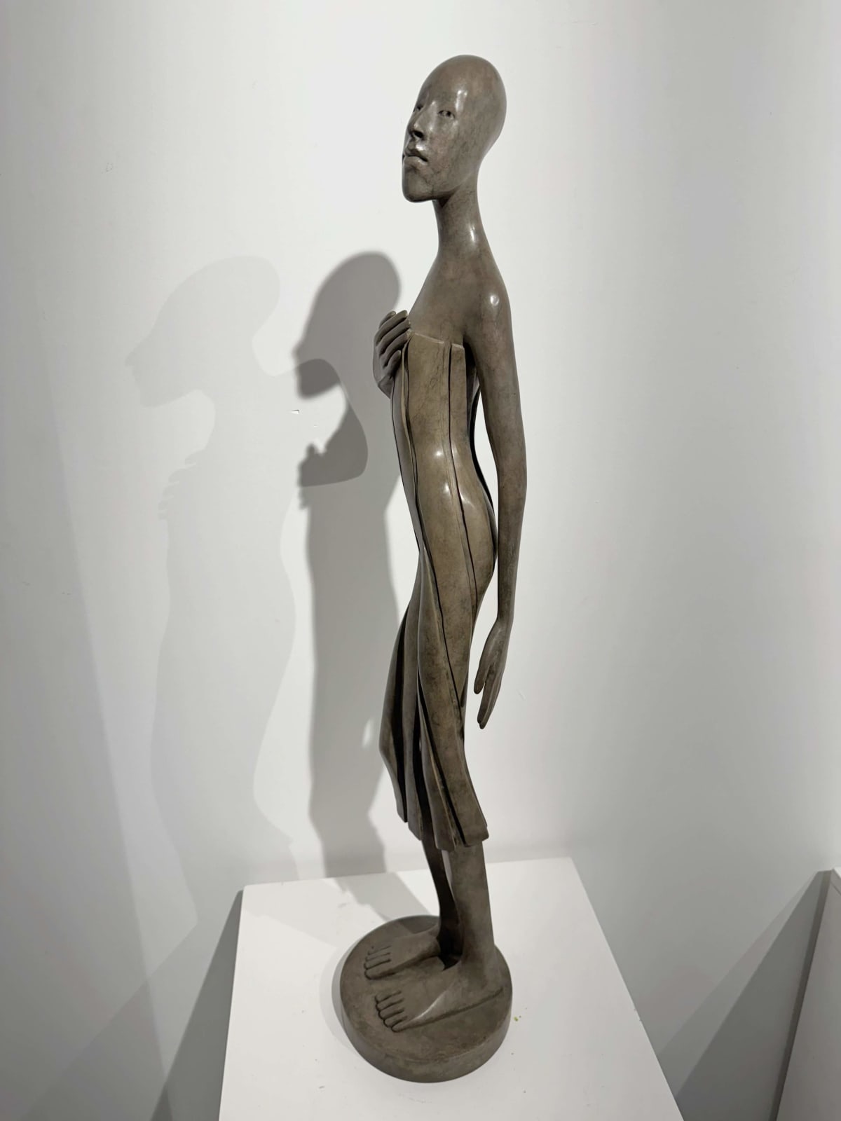 Sculpture femme callipyge d'Isabel Miramontes sculpture contemporaine sculpture en bronze une belle femme en robe sculpture art collection de sculptures Galerie d'art Yi Galerie d'art de Bruxelles