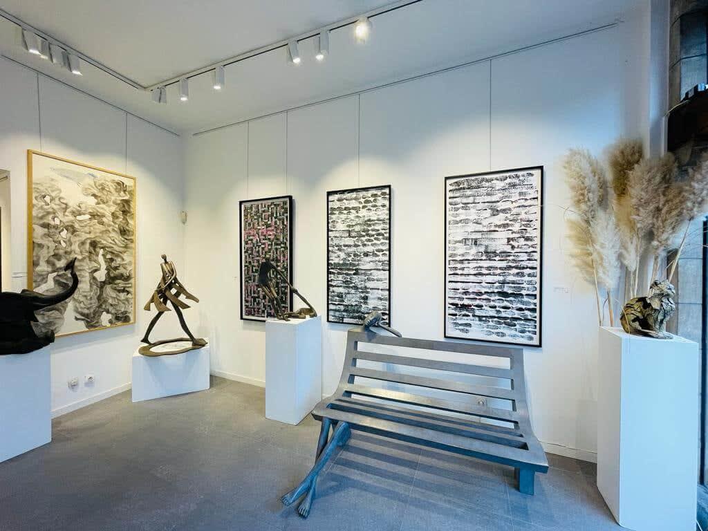 Daydream bankstoel abstract eigentijds brons tuinbeeld monumentaal beeldhouwwerk isabel miramontes tuindecoratie ontwerp zwembad stoel kunst yi galerij brussel