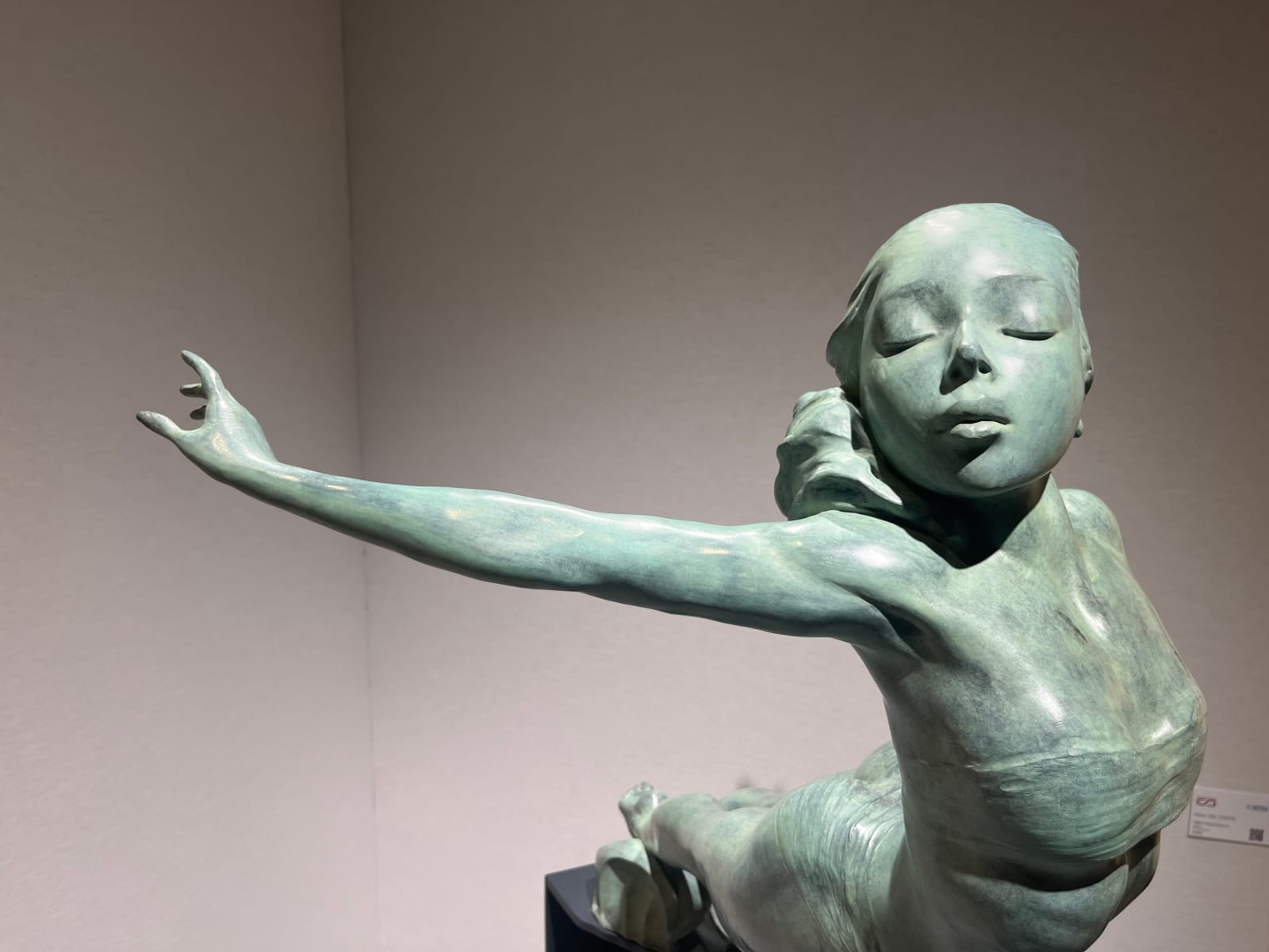 Höhere Erwartungen II Marc de Corte Skulptur einer tanzenden Frau Tanzskulptur Mädchenskulptur Gartenskulptur Bronzeskulptur zeitgenössische Skulptur Art Yi Galerie Brüsseler Kunstgalerie