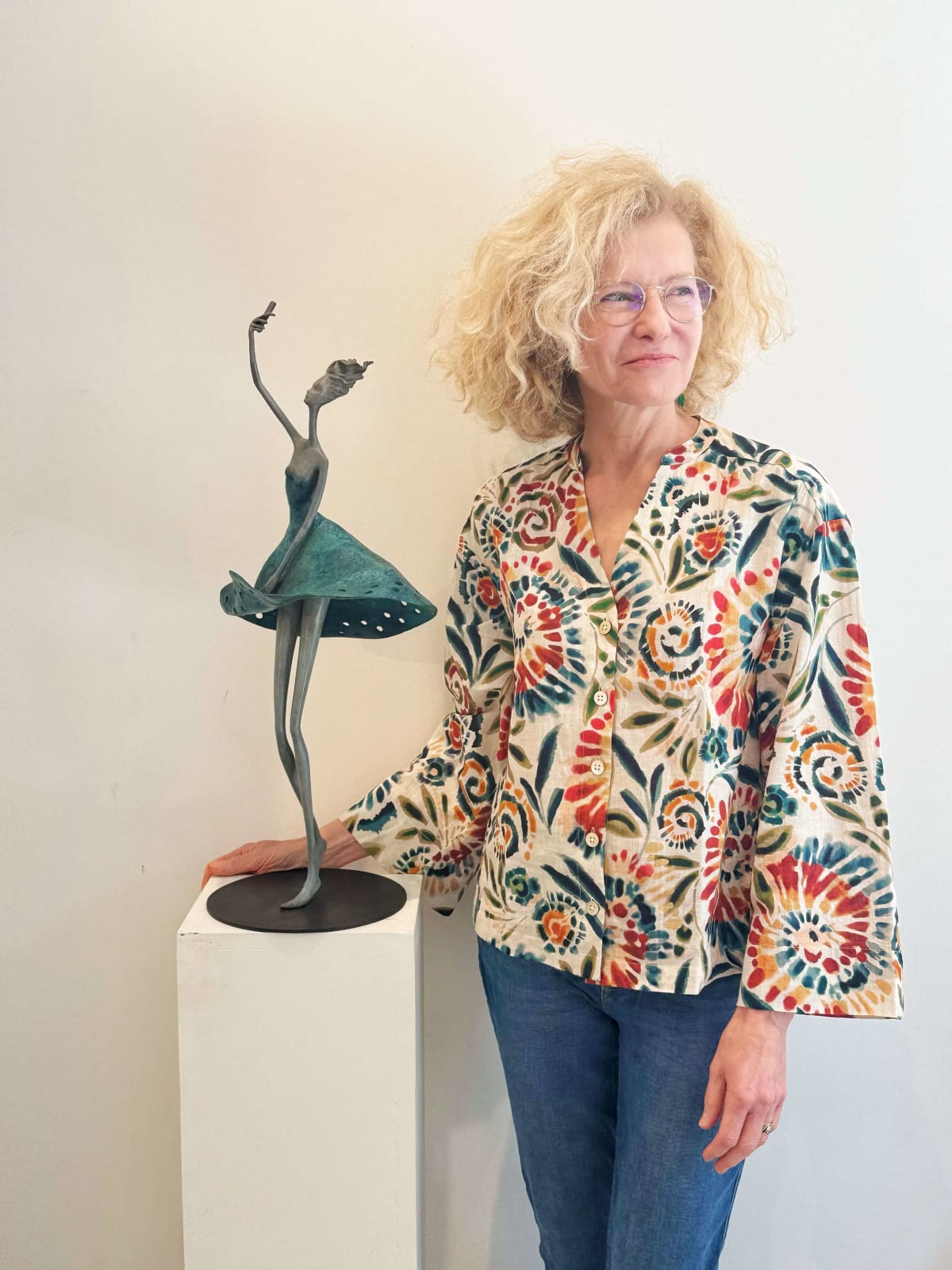 today's mirror hedwige leroux contemporary sculpture art beautiful and fine dressed women bronze sculpture selfie on her smartphone art yi art gallery brussels