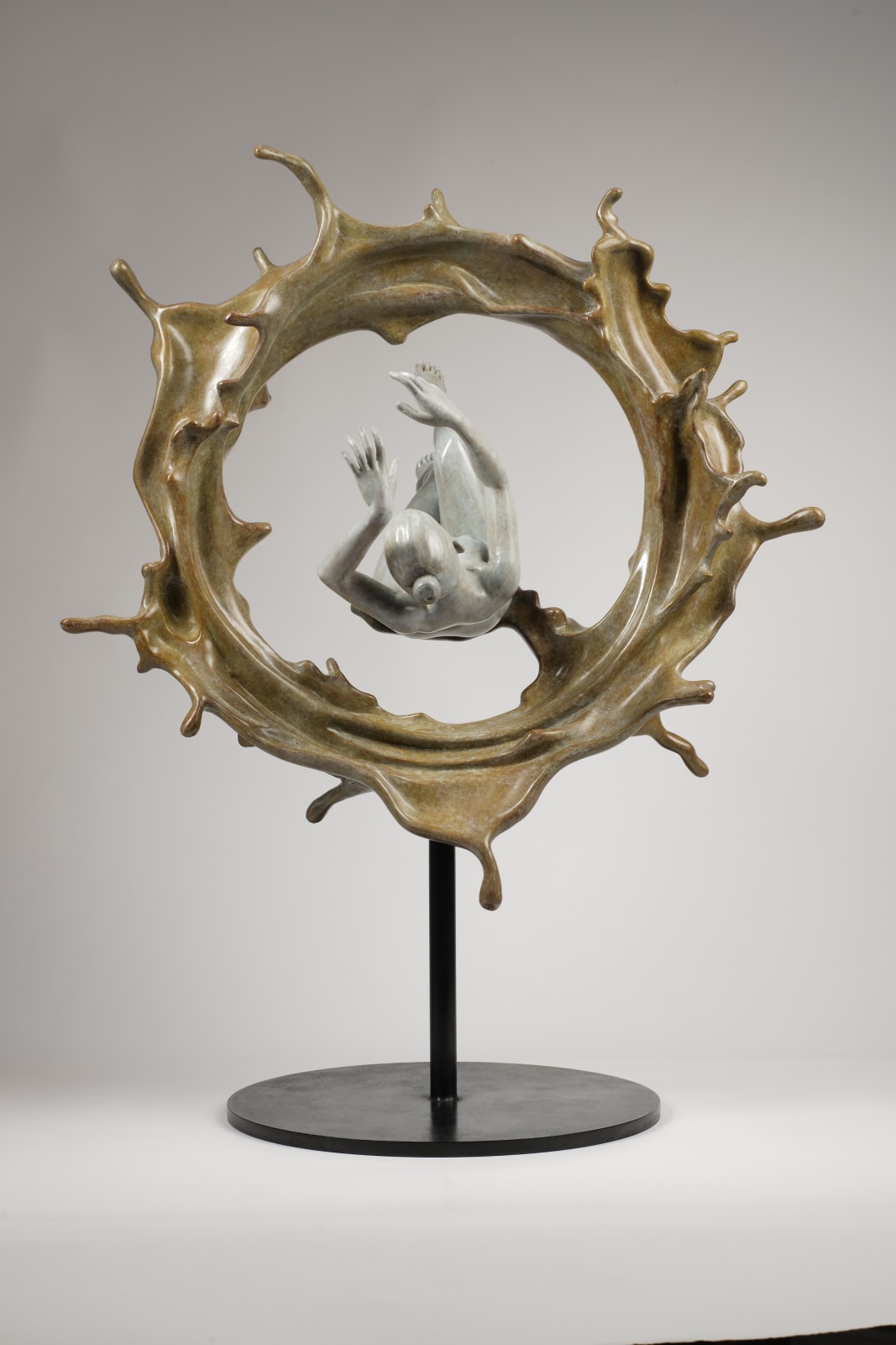 Drijven van gedachten hedendaagse bronzen sculptuur watersculptuur zwemsculptuur vrouwensculptuur een cirkel van water en anaked zwemmende vrouw uit Liang Binbin Chinese kunstenaar beeldhouwer hedendaagse beeldhouwkunst Art Yi-galerij Brusselse kunstgalerij