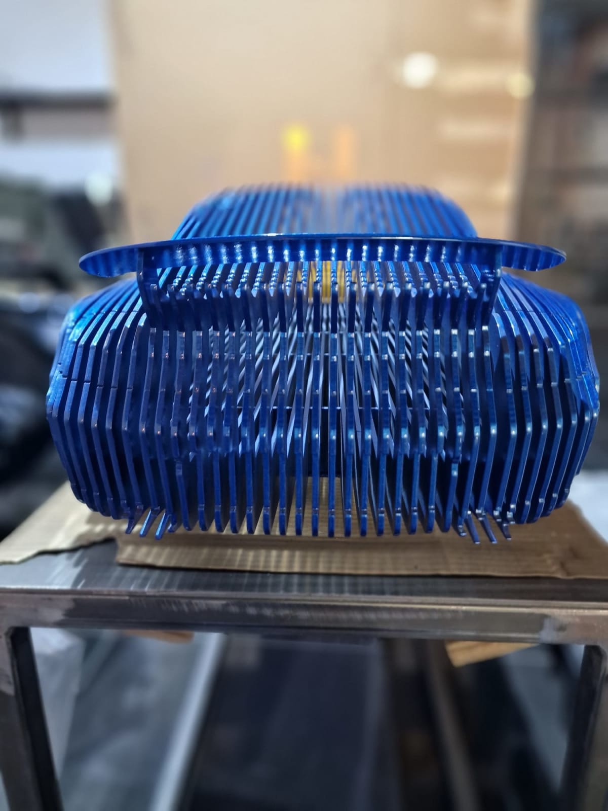 Scultura di auto da corsa di lusso blu Safari Jean Paul Kala scultura di auto contemporanea Galleria Art Yi Galleria d'arte di Bruxelles