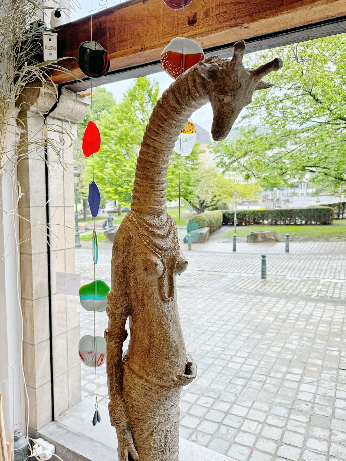 schwangere Giraffenmädchenskulptur Sophie Verger Giraffenskulptur Tierskulptur Gartenskulptur Gartenkunst Gartendekoration und Elefantenskulptur Art Yi Galerie Brüsseler Kunstgalerie