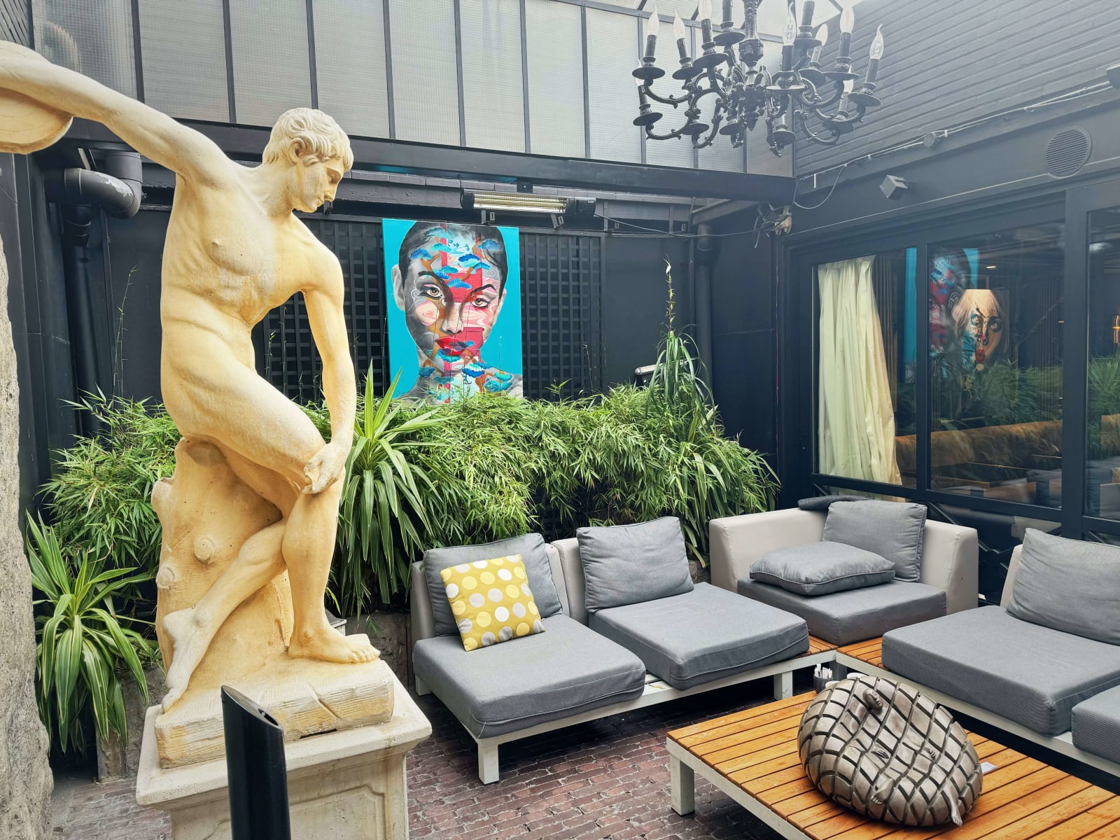 Songe swimming sculpture Isabel Miramontes garden sculpture garden design garden decoration art contemporary sculpture bronze sculpture interior design at hotel Barsey by Warwick Art Yi gallery Brussels art gallery