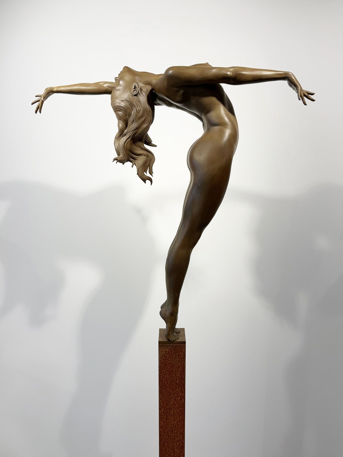 T voor vertrouwen Marc de Corte dansende vrouw sculptuur meisje sculptuur koppel dans sculptuur naakt menselijke sculptuur tuinsculptuur bronzen sculptuur hedendaagse sculptuur Art Yi-galerij Kunstgalerij Brussel