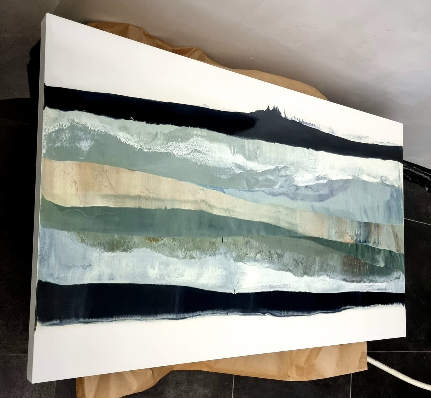 De persistentie van een stille ochtend hedendaagse schilderkunst van Frederic Halbreich ijsberg luchtberg in de lente met groen gras en bos olieverfschilderij lakschilderij Art Yi-galerij in Brussel