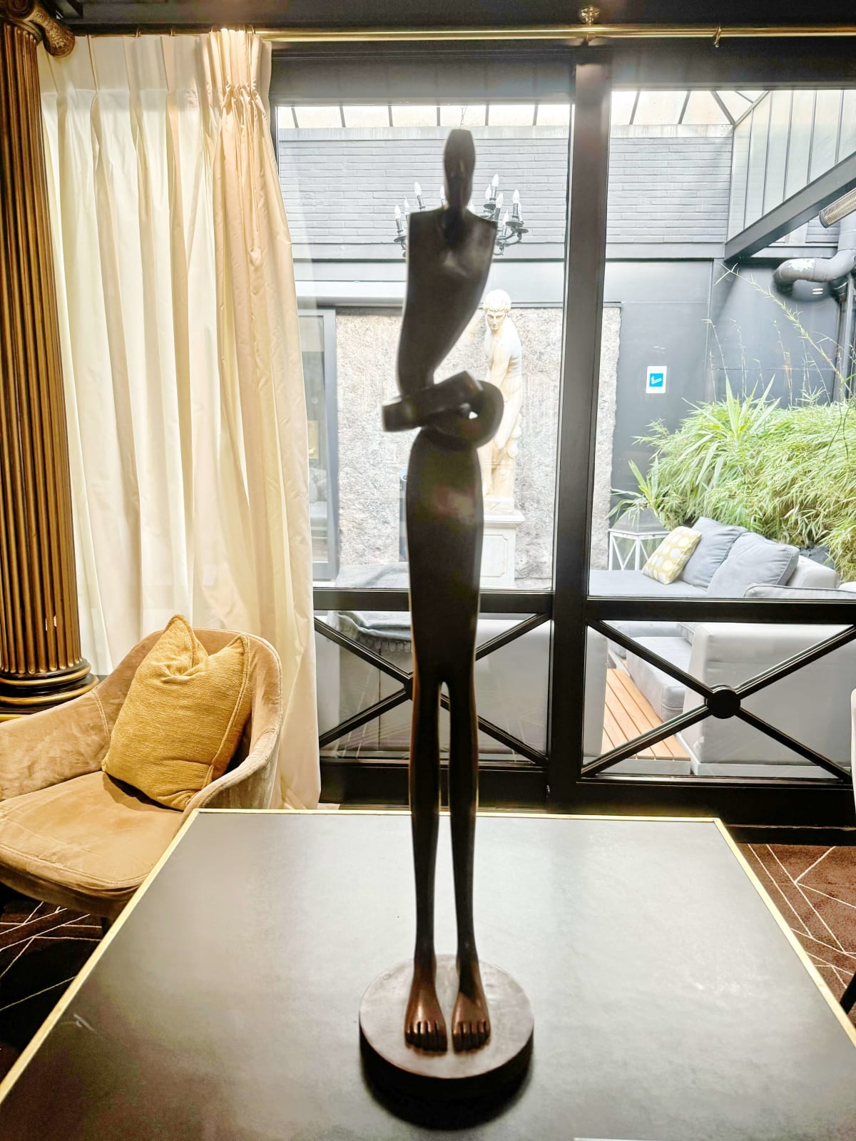 Gloup sculpture homme debout Isabel Miramontes sculpture de jardin design de jardin décoration de jardin art sculpture contemporaine sculpture en bronze design d'intérieur à l'hôtel Barsey par Warwick Art Yi galerie Galerie d'art de Bruxelles