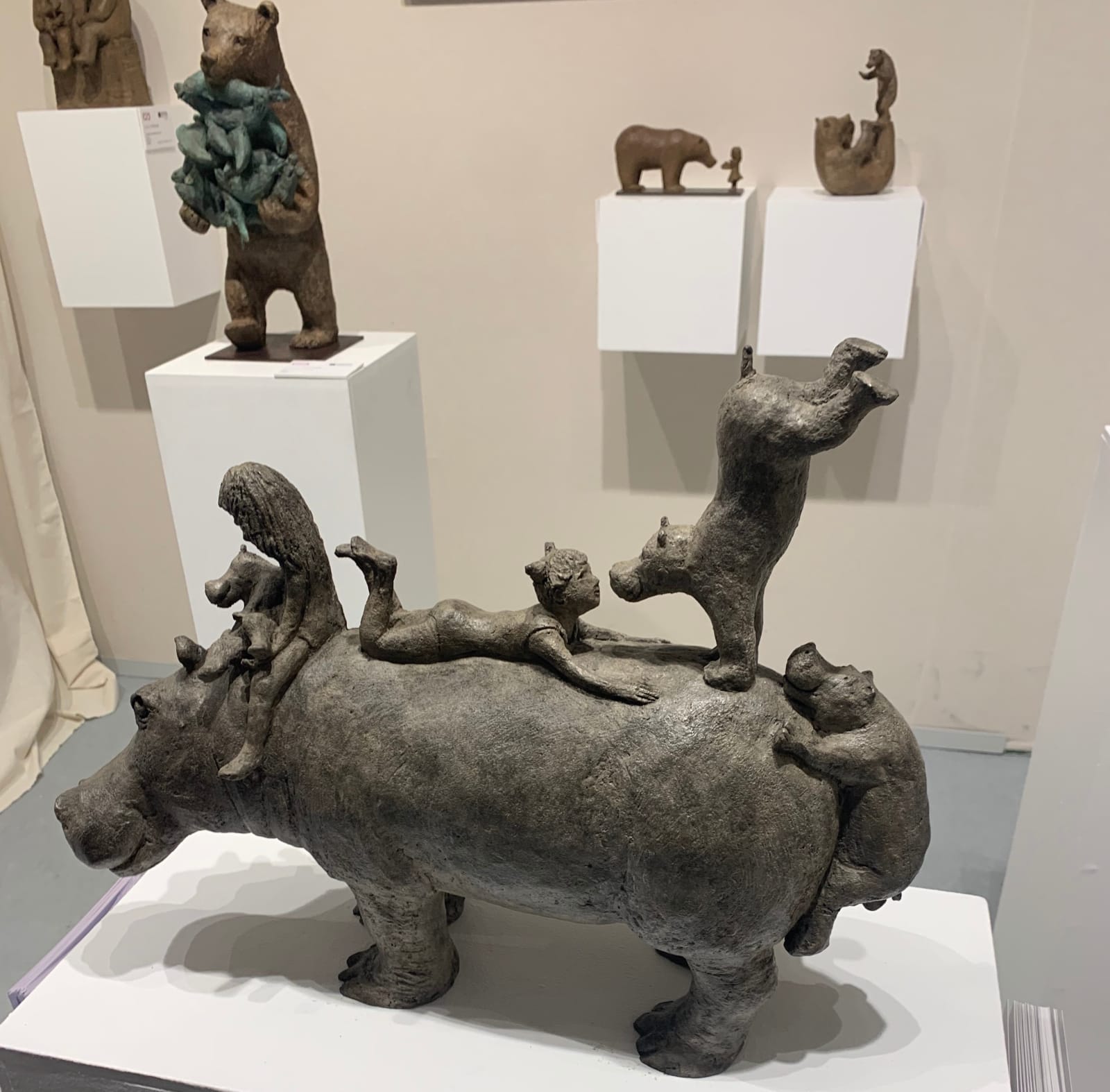 L'hippopotame nourrice jouant avec une petite fille animal mignon et enfant sculpture contemporaine en bronze sophie verger