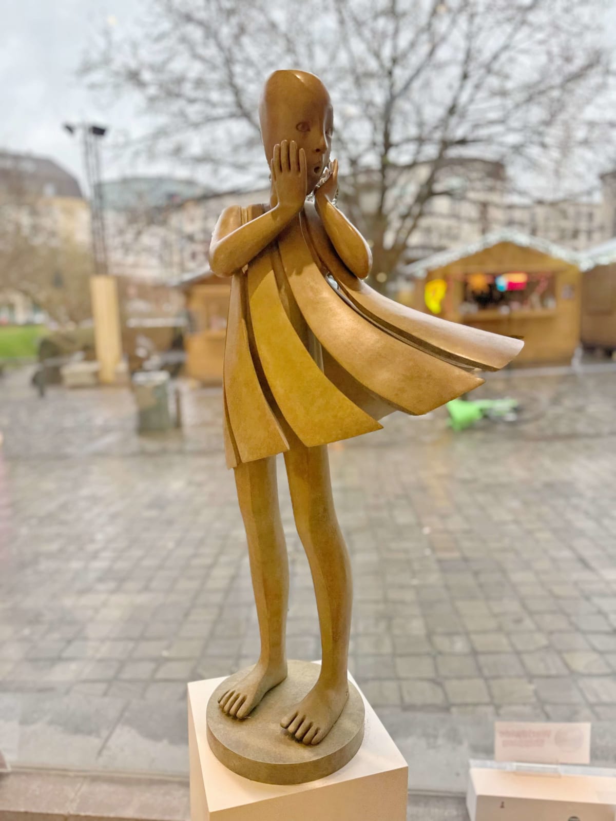 Engel passeert Isabel Miramontes dansend meisje sculptuur monumentale sculptuur tuinsculptuur hedendaagse bronzen sculptuur een mooi meisje verrast door haar jurk die door de wind wordt opgeblazen Art Yi-galerij Kunstgalerij Brussel
