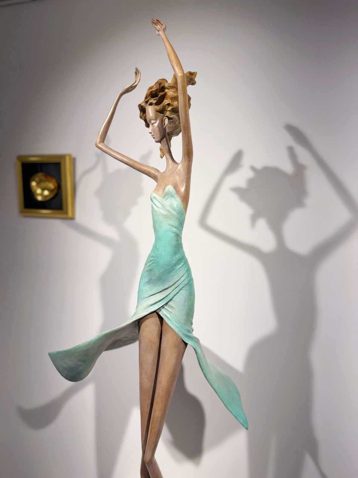 Sculpture de danseuse au clair de lune de Hedwige Leroux sculpture contemporaine en bronze femme danseuse sculpture une fille en robe verte dansant librement Galerie Art Yi à Bruxelles