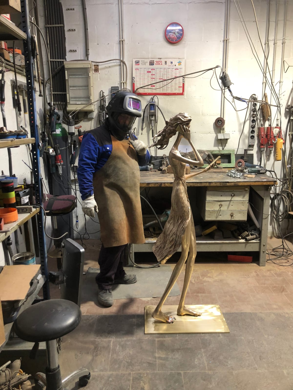 achter het scherm hedwige leroux hedendaagse beeldhouwkunst kunst tuinbeeldhouwkunst mooie en fijn geklede vrouwen bronzen beeld kijkend naar haar smartphone menselijke grootte beeldhouwkunst van meisje art yi kunstgalerie brussel