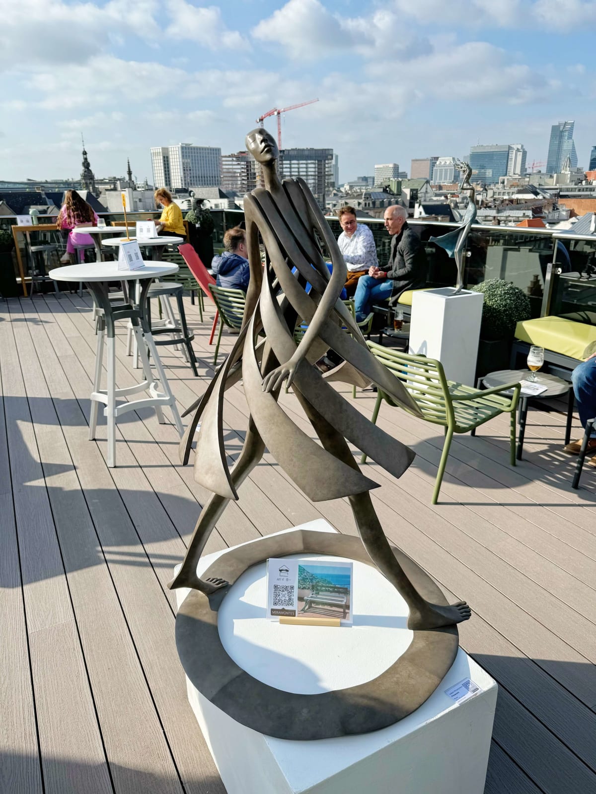 Primavera tanzende Mädchenskulptur Isabel Miramontes Gartenskulptur Gartendesign Gartendekoration Kunst zeitgenössische Skulptur Bronzeskulptur Innenarchitektur im Hotel Barsey von Warwick Art Yi Gallery Brüsseler Kunstgalerie