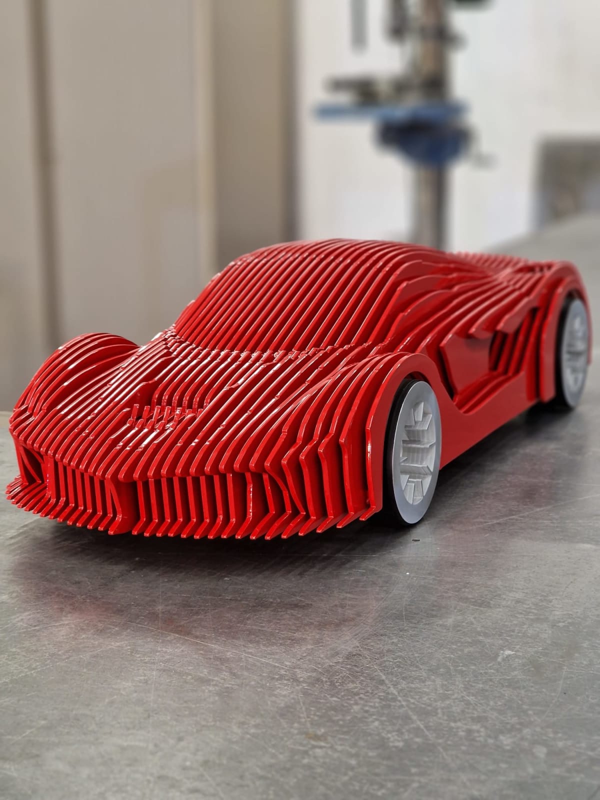 la ferra rouge ferrari voiture contemporaine sculpture voiture de luxe collection modèle métal art jean paul kala