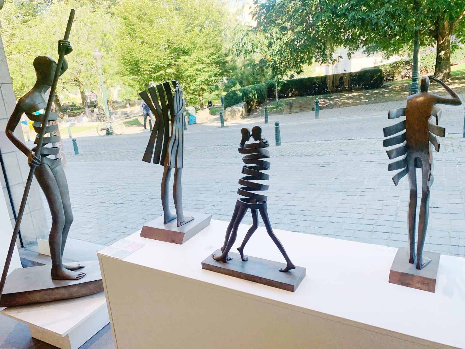 Isabel miramontes contemporary bronze sculpture abstract art a tango dance sculpture a love couple sculpture art yi gallery brussels