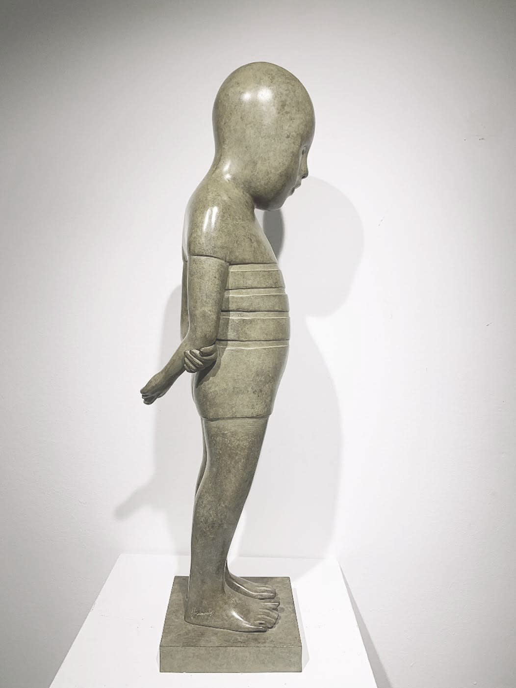 Le petit homme Isabel Miramontes bon garçon mignon sculpture garçon debout avec des figures sculpture figurative sculpture contemporaine art Galerie Art Yi Galerie d'art de Bruxelles