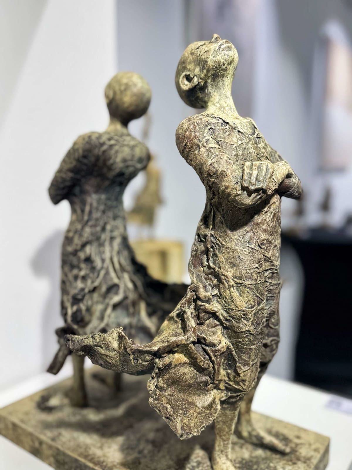 cirkel lieven d'haese hedendaagse bronzen sculptuur van twee jongens staand in de wind kindersculptuur kinderdroom Art Yi kunstgalerie in brussel