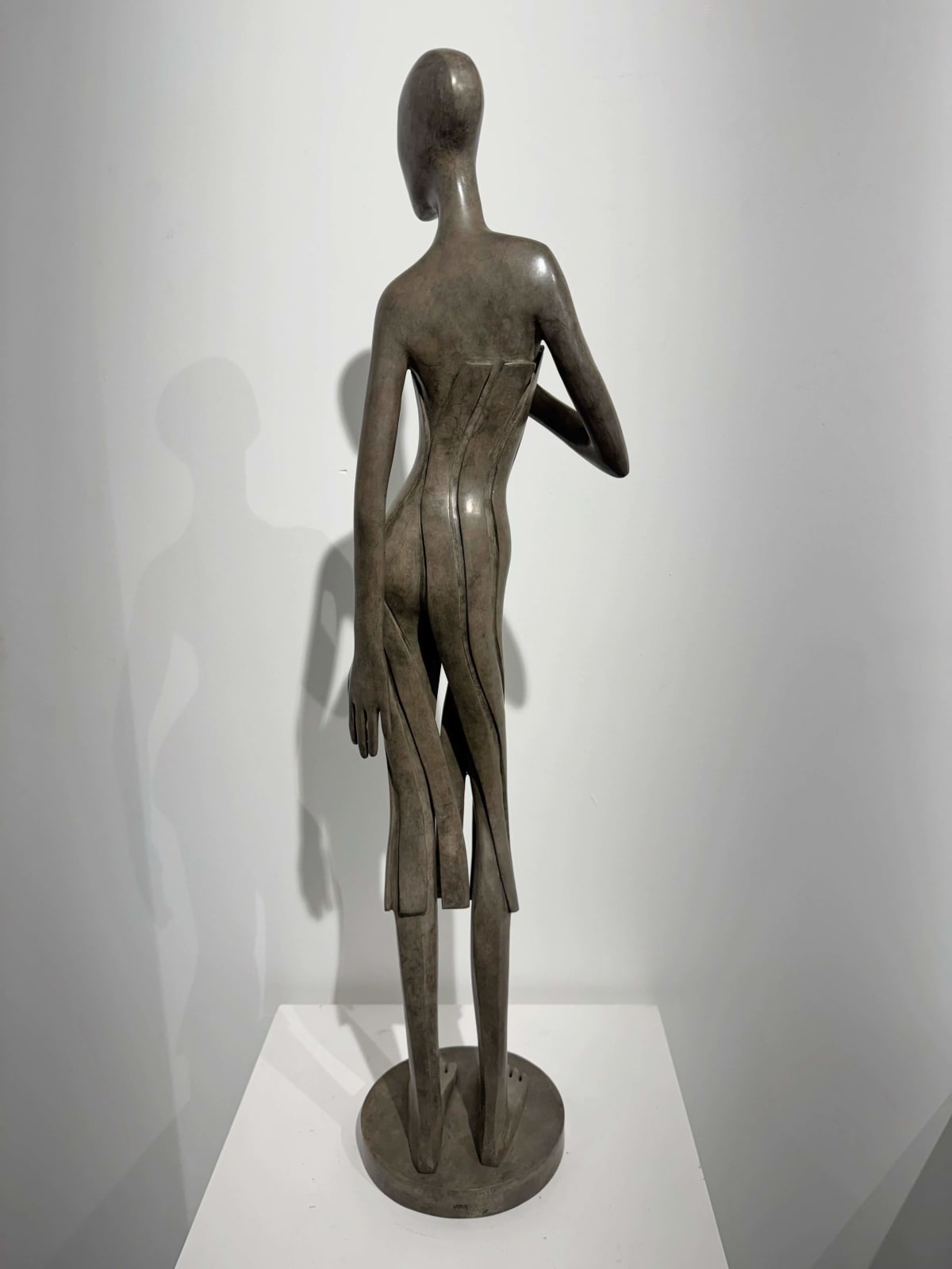 Sculpture femme callipyge d'Isabel Miramontes sculpture contemporaine sculpture en bronze une belle femme en robe sculpture art collection de sculptures Galerie d'art Yi Galerie d'art de Bruxelles