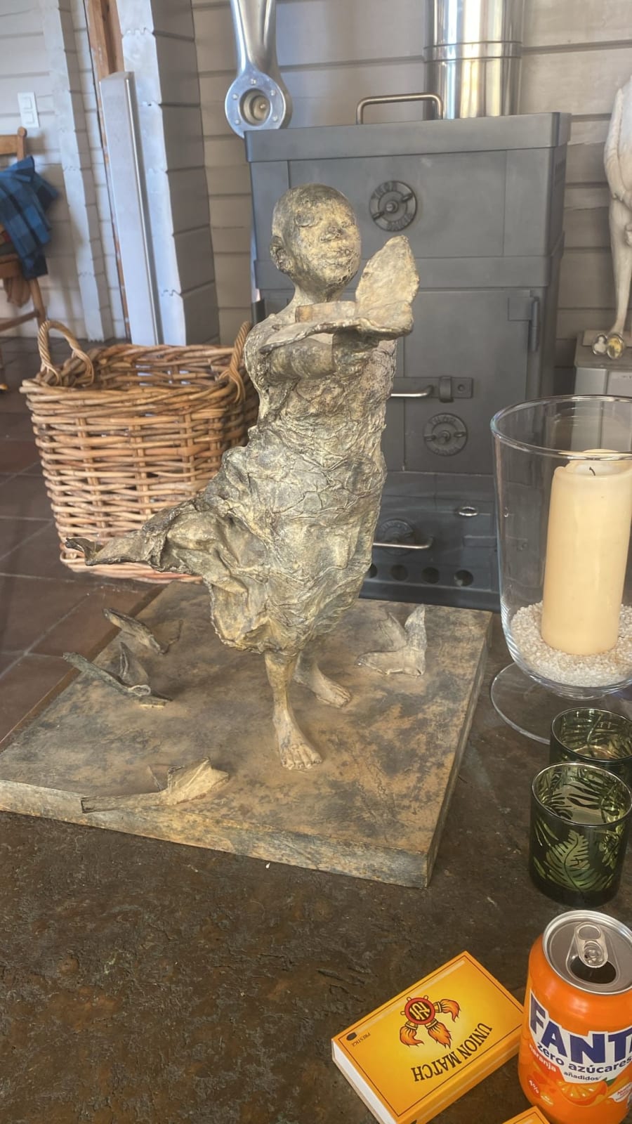 Coming Home Lieven d'Haese Bronzeskulptur Jungenskulptur mit fliegendem Papierflug zeitgenössische Skulptur Traum afrikanische Skulptur Innenarchitektur Art Yi-Galerie Brüsseler Kunstgalerie