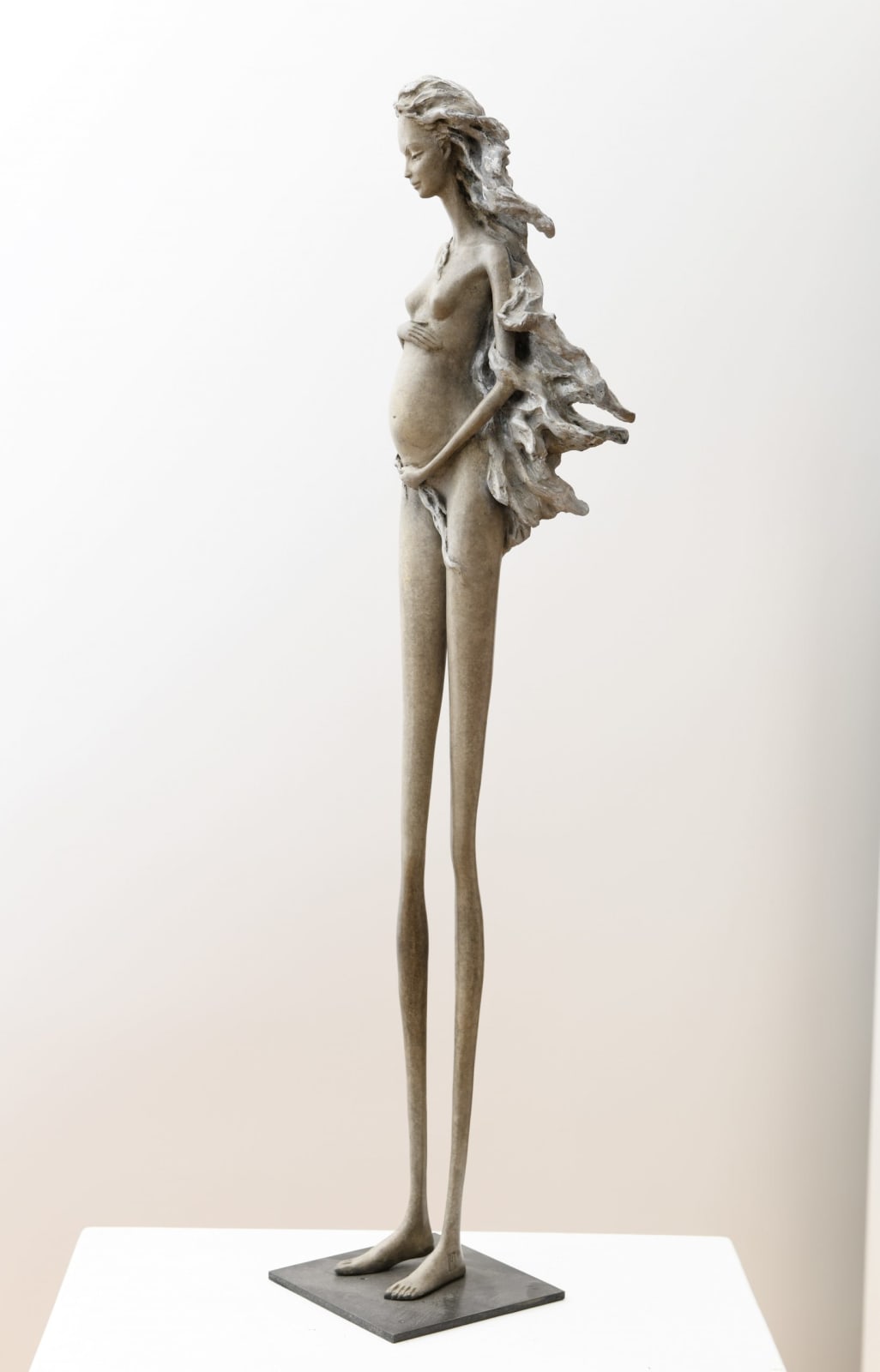 Vénus Hedwige Leroux femme enceinte belle jeune mère sculpture en bronze contemporaine art Galerie Art Yi Galerie d'art de Bruxelles