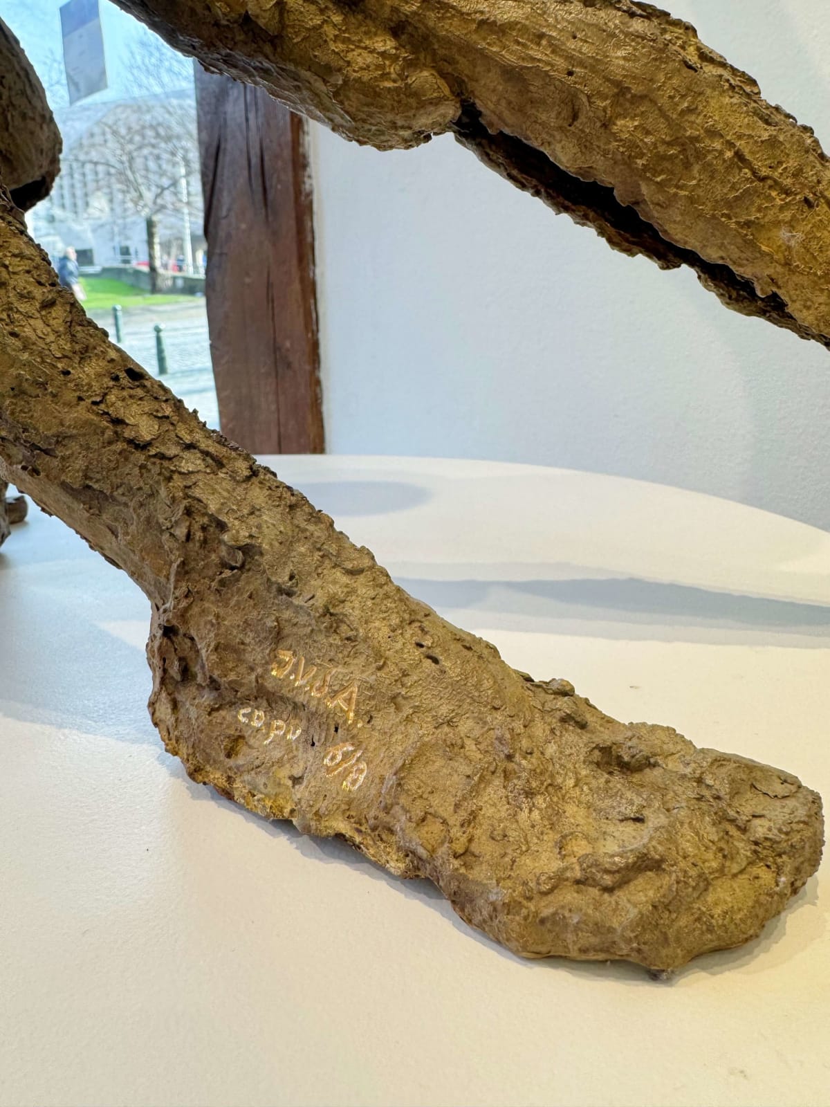 una coppia innamorata balla il tango scultura jacques van den abeele galleria d'arte a bruxelles