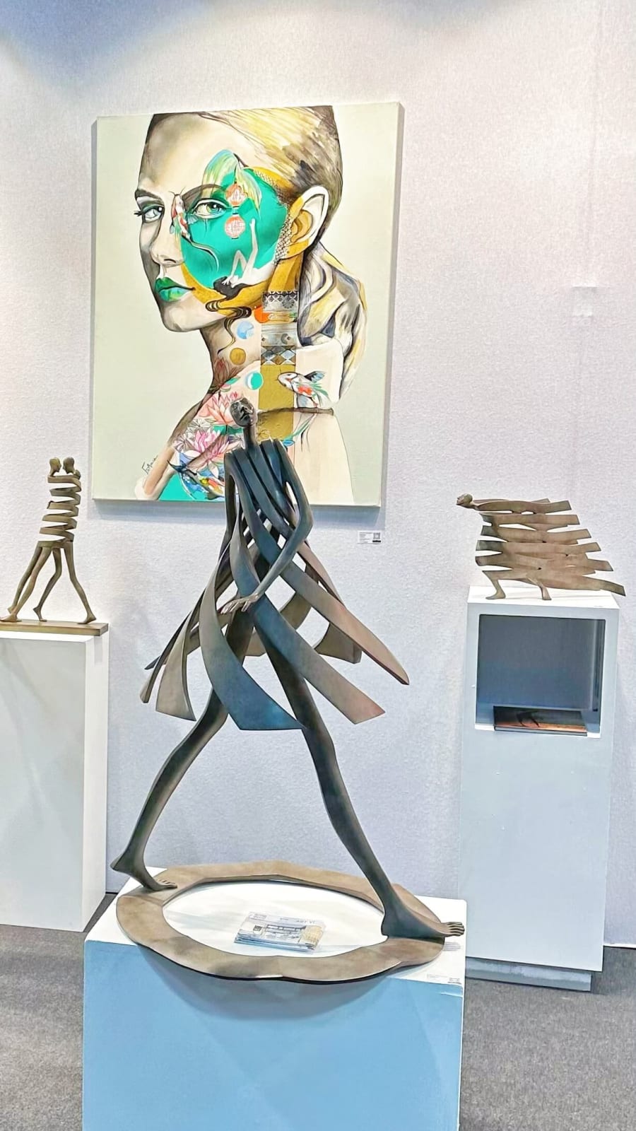 primavera lente mooi meisje in haar draaiende jurk abstract eigentijds brons tuinbeeld monumentaal beeldhouwwerk isabel miramontes tuindecoratie ontwerp kunst yi galerij brussel