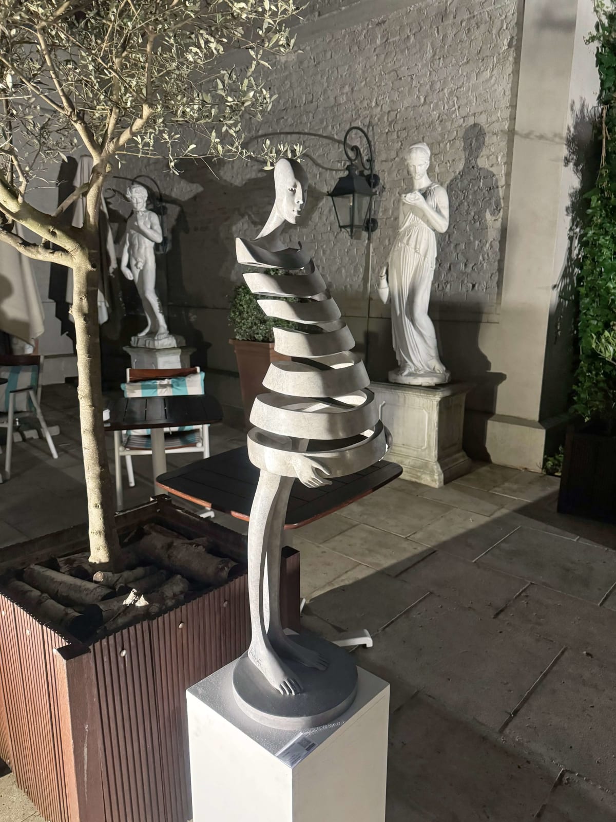 Mimosa dansend meisje sculptuur Isabel Miramontes tuinsculptuur hedendaagse sculptuur bronzen sculptuur interieurontwerp in hotel Barsey door Warwick Art Yi-galerij Kunstgalerij in Brussel