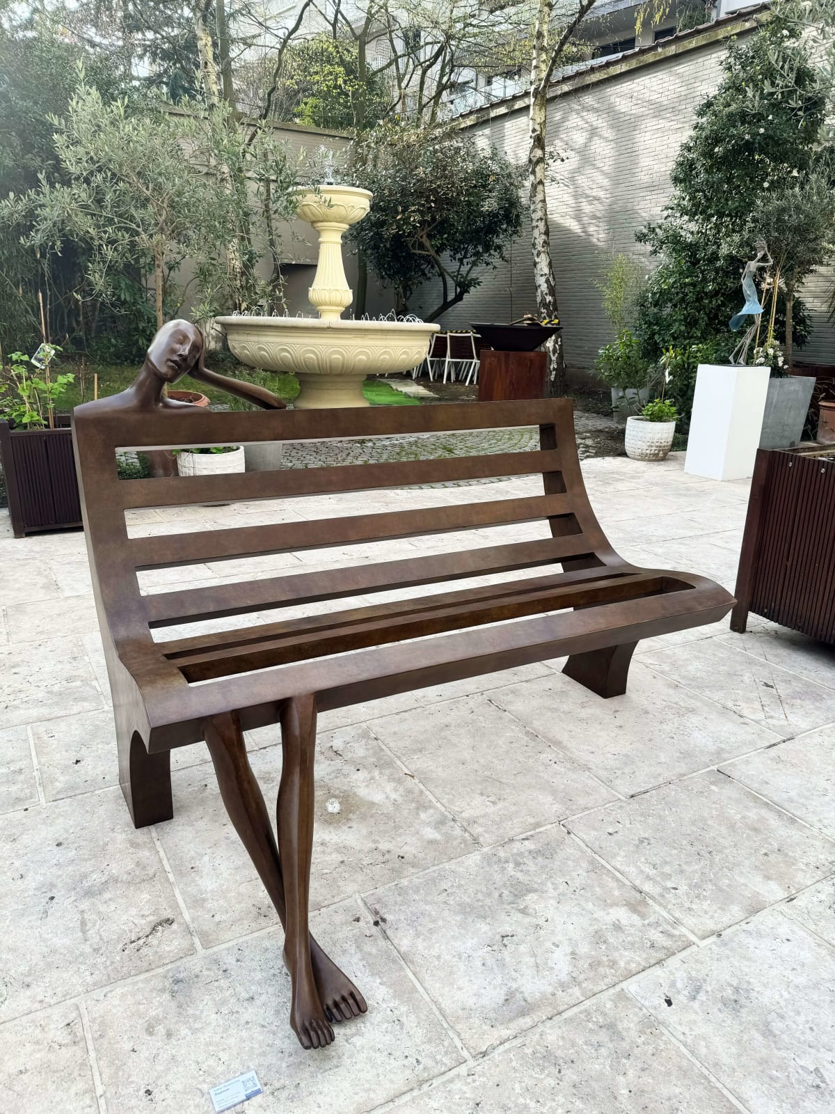 Daydream banksculptuur Isabel Miramontes monumentaal bronzen sculptuur voor tuinsculptuur tuinontwerp tuinkunst exterieurontwerp in Hotel Barsey by Warwick in Brussel Art Yi-galerij Kunstgalerij Brussel