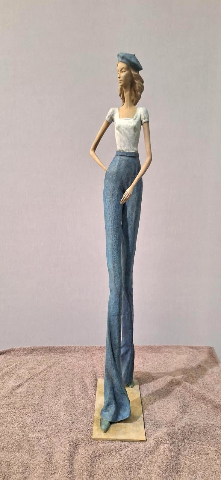 Montmartre scultura donna contemporanea scultura ragazza parigina Hedwige Leroux scultura in bronzo scultura donna contemporanea scultura ragazza cittadina sono galleria Art Yi galleria d'arte di Bruxelles