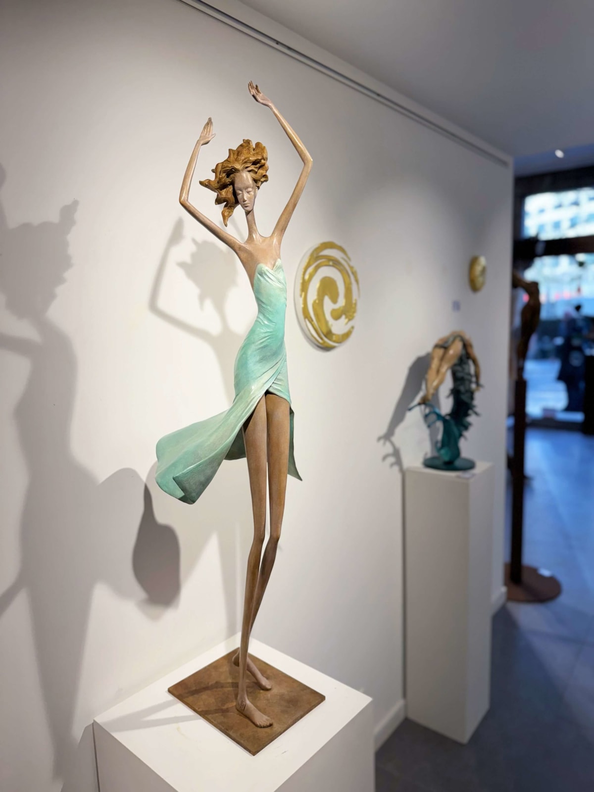 Sculpture de danseuse au clair de lune de Hedwige Leroux sculpture contemporaine en bronze femme danseuse sculpture une fille en robe verte dansant librement Galerie Art Yi à Bruxelles