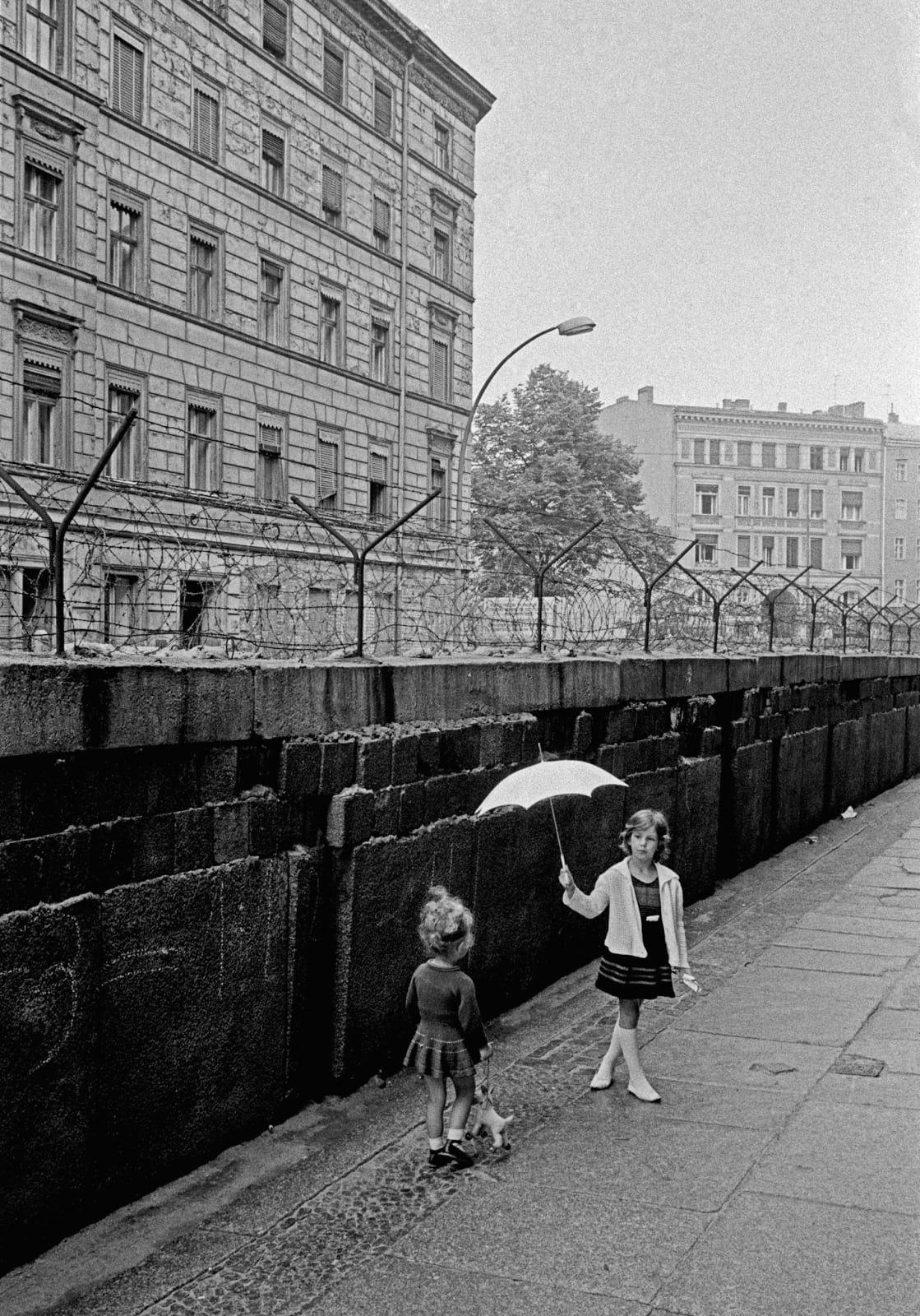 Thomas Hoepker, Children playing at the Western side of the Berlin Wall, 1963