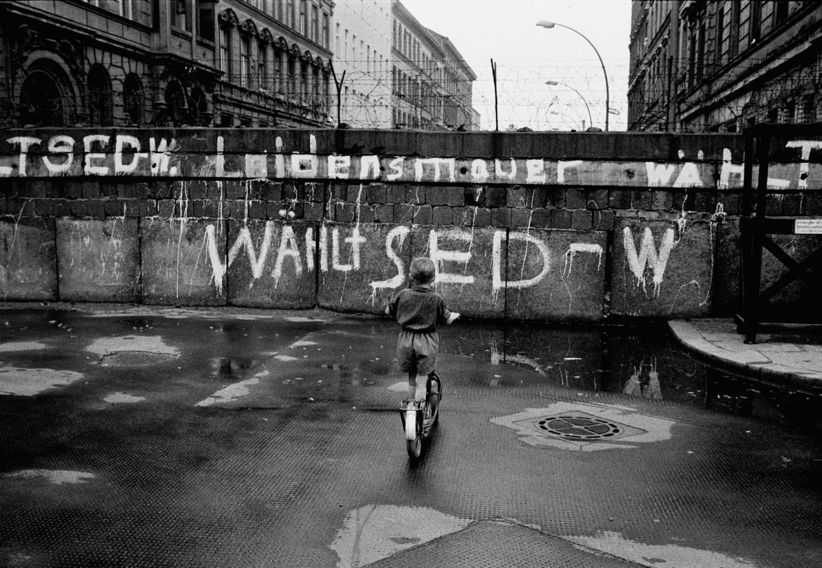 Thomas Hoepker, Children playing at the Wall in Berlin Wedding, 1963