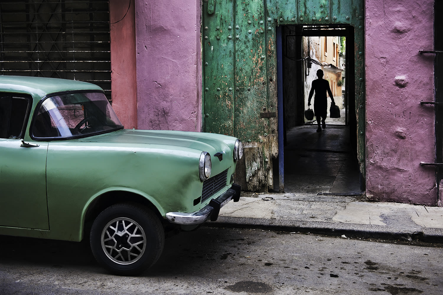 Steve McCurry, Russian car in old Havana, 2010