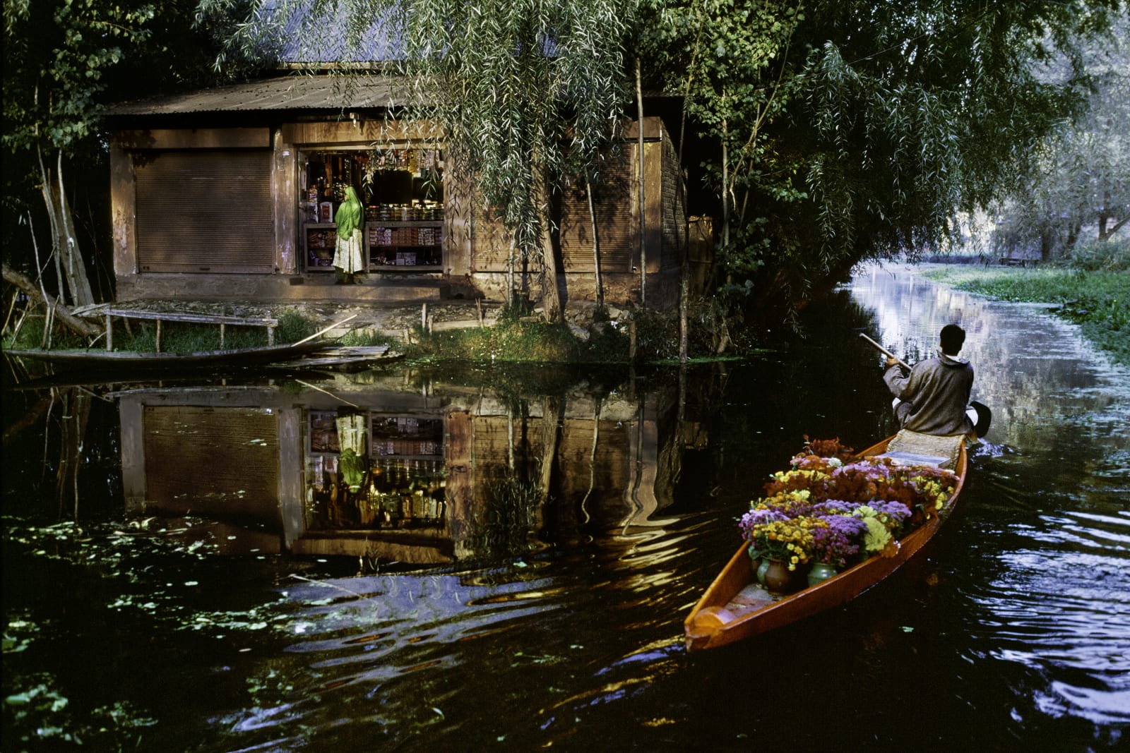 Steve McCurry, Flower Vendor on Dal Lake (Kashmir), 1999