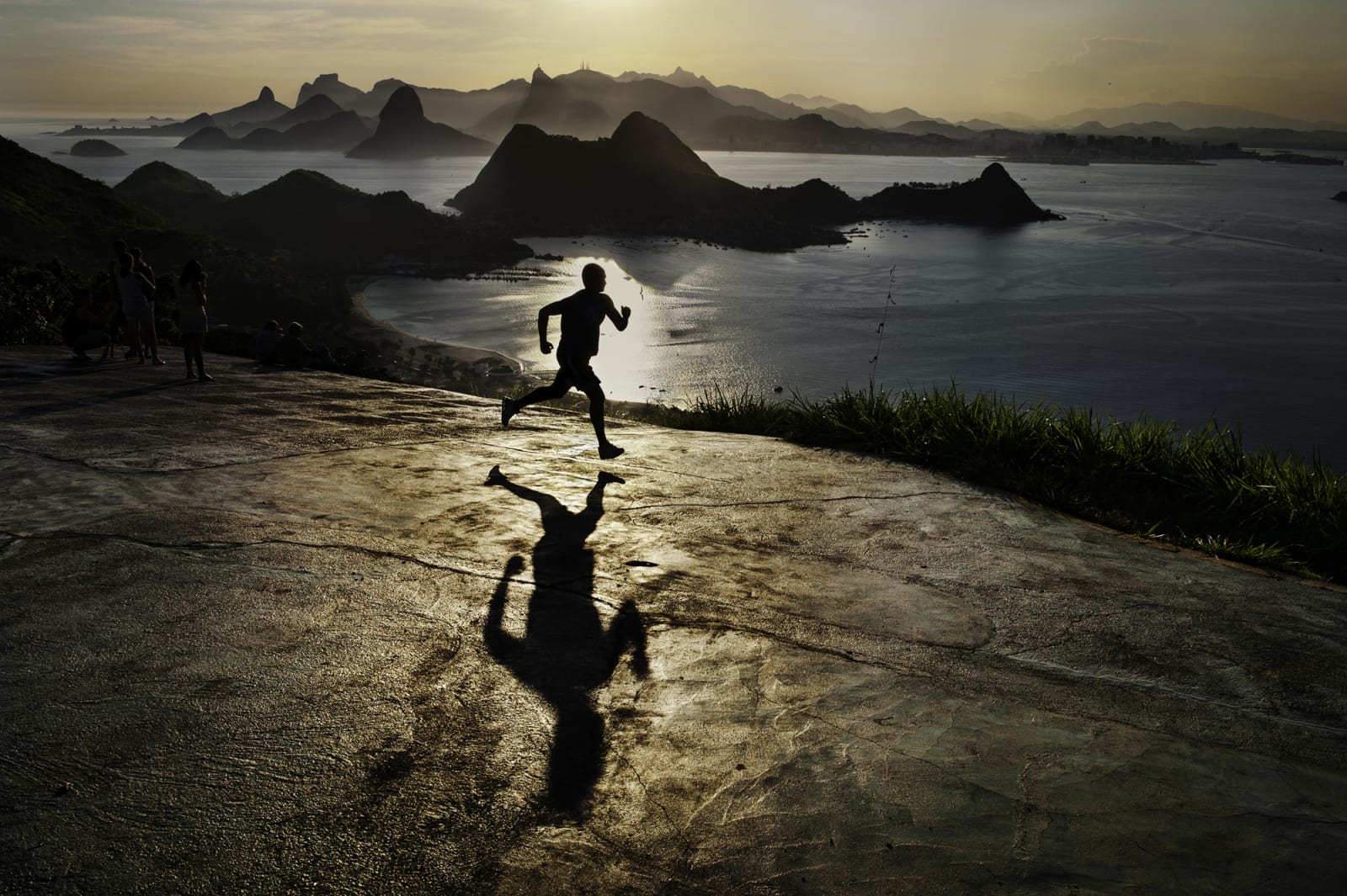 Steve McCurry, Man Runs at Dawn (Brazil), 2012