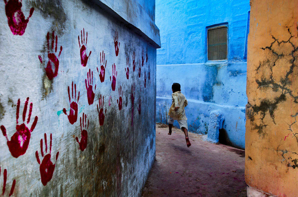 Steve McCurry, Boy in Mid-Flight, India, 2007