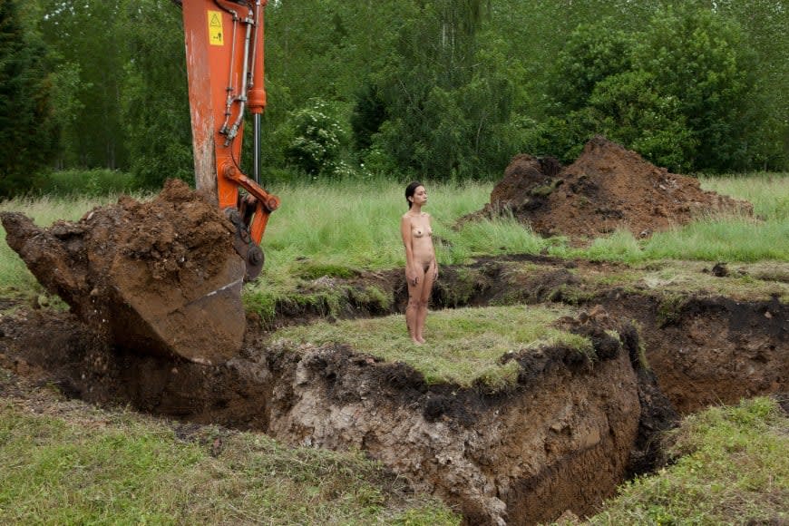 Regina José Galindo, Tierra, 2013