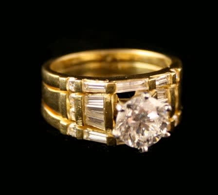 18 Karat Gold Ring Set with 8 Round Diamonds, 10 Baguette Diamonds, and a Central Round Diamond