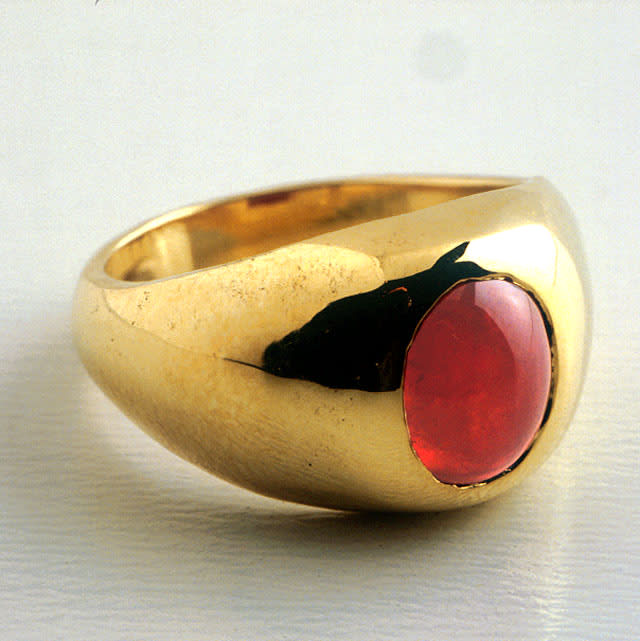 Gold Ring Featuring a Cabochon Ruby