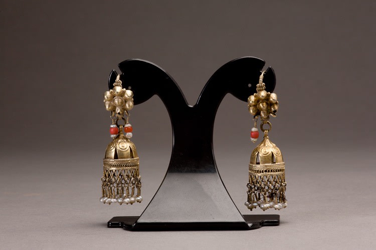 Pair of pendant earrings
