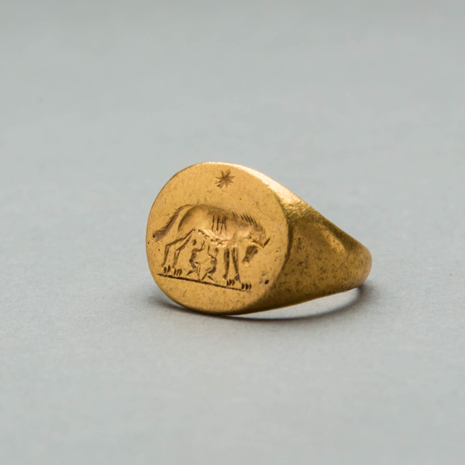 Gold Seal Ring Featuring Romulus and Remus, 17th Century CE - 19th Century CE