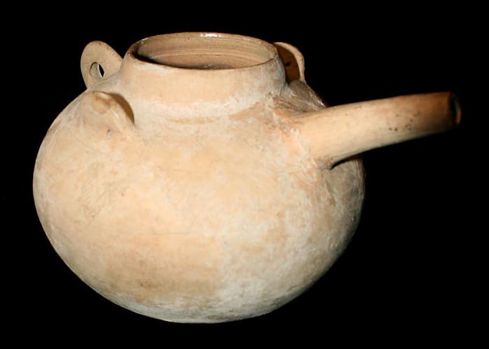 Luristan Terracotta Spouted Veseel, 1200 BCE - 700 BCE