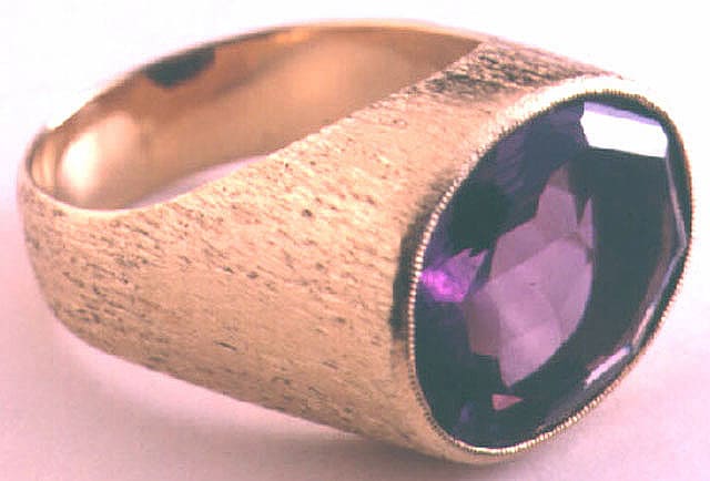 Ring of 18k Gold and 10c Amethyst