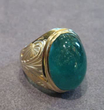 Gold Ring Featuring an Emerald Cabochon, 20th Century CE