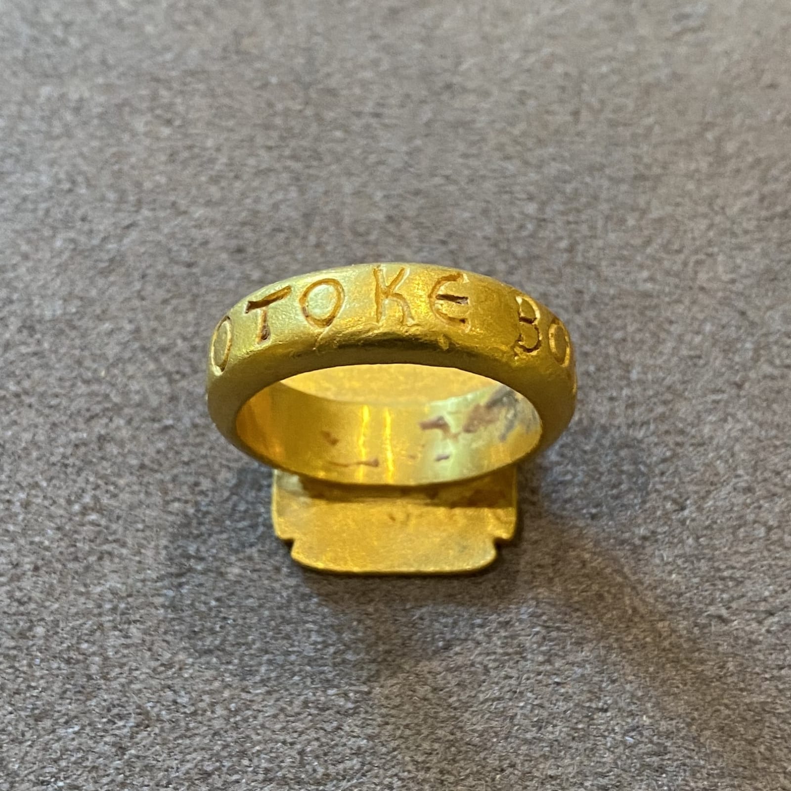 Byzantine Gold Ring Depicting the Virgin