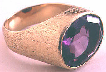 Ring of 18k Gold and 10c Amethyst