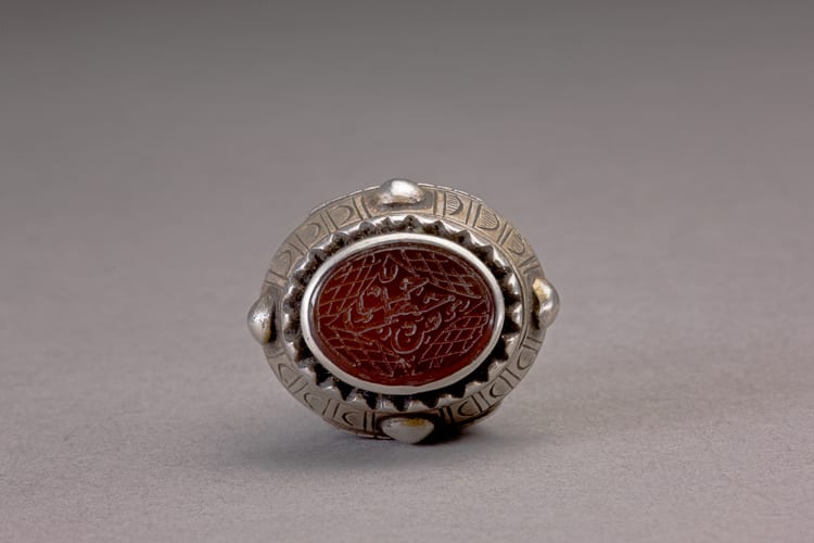 Silver oval ring with carnelian intaglio adorned by an Islamic inscription