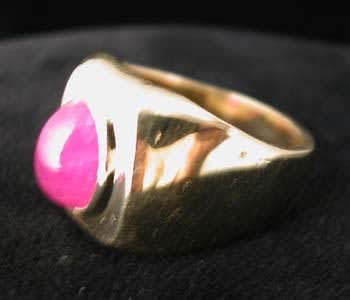 Gold Ring Featuring a Cabochon Ruby